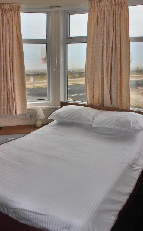 The Colwyn Hotel - Near Pleasure Beach ブラックプール エクステリア 写真