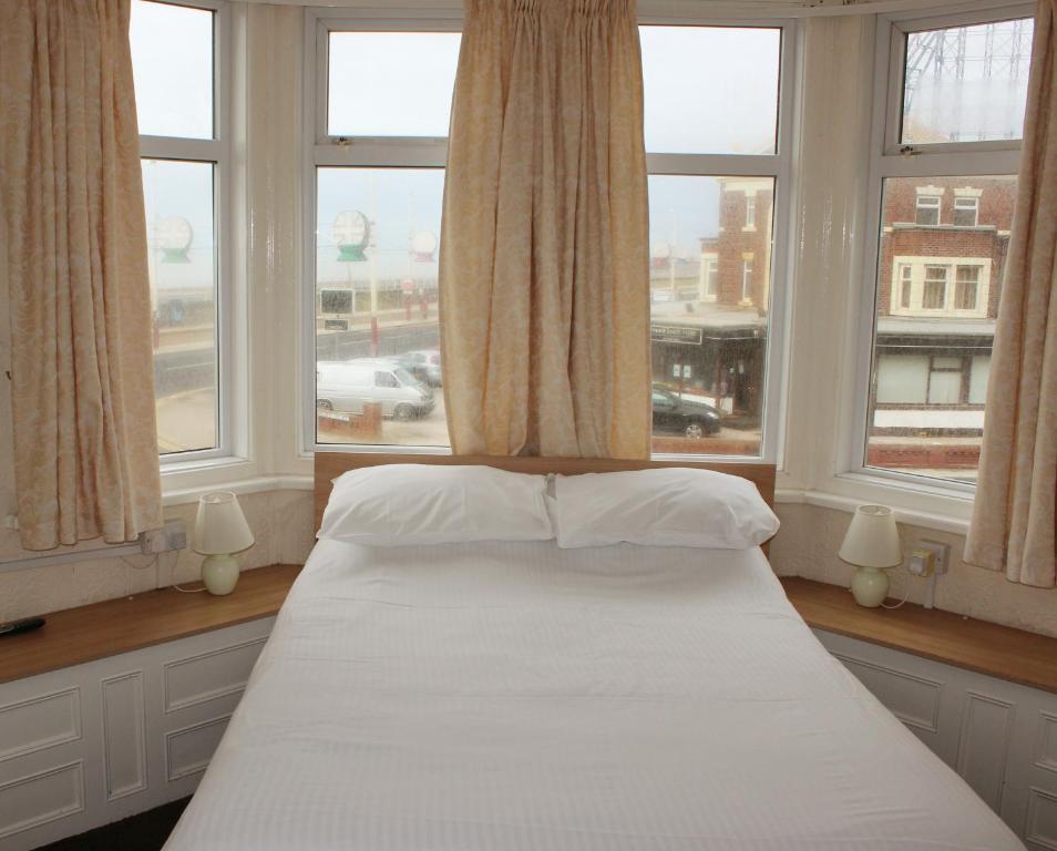 The Colwyn Hotel - Near Pleasure Beach ブラックプール エクステリア 写真