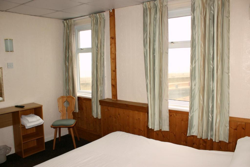The Colwyn Hotel - Near Pleasure Beach ブラックプール エクステリア 写真