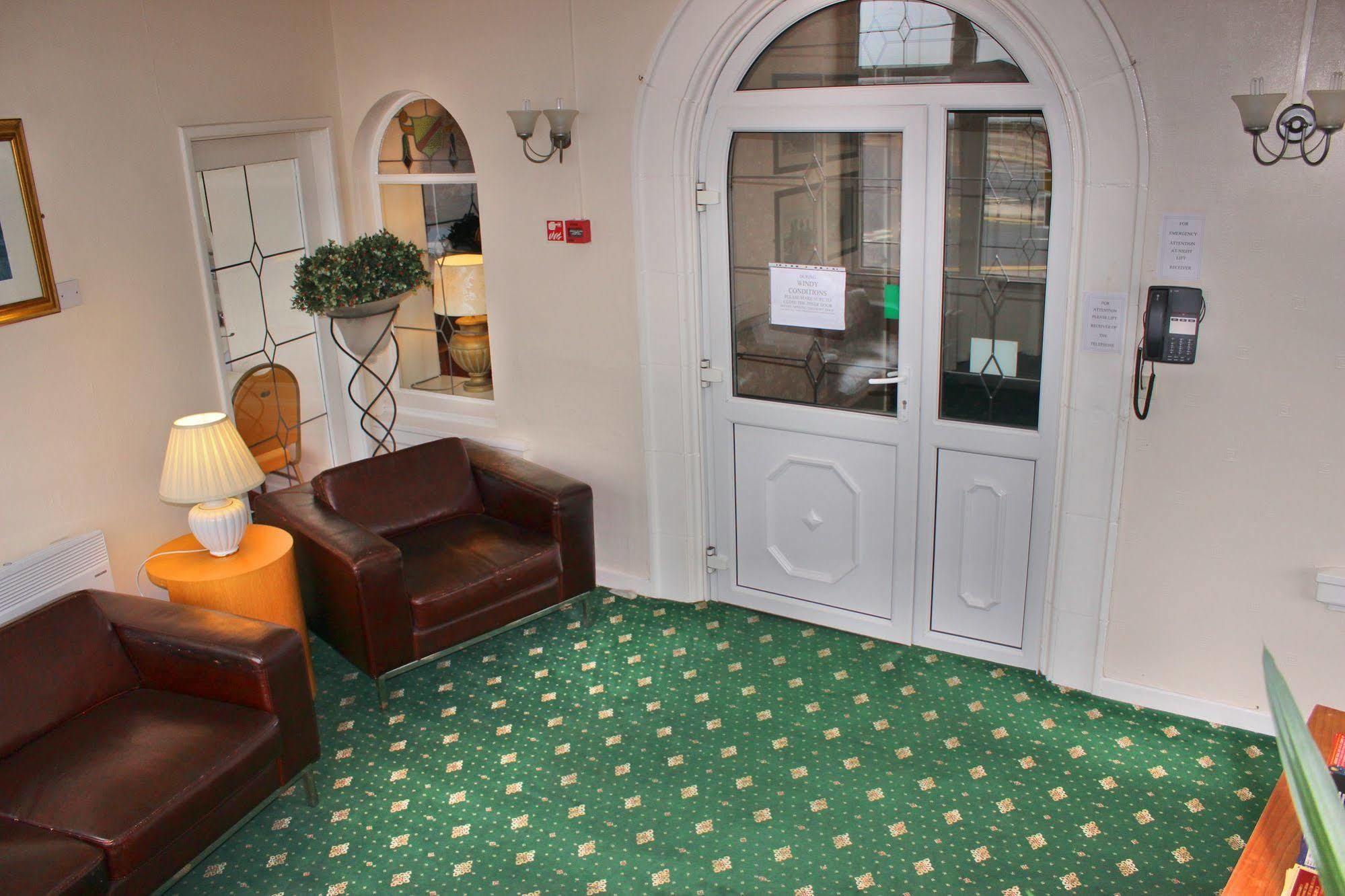 The Colwyn Hotel - Near Pleasure Beach ブラックプール エクステリア 写真
