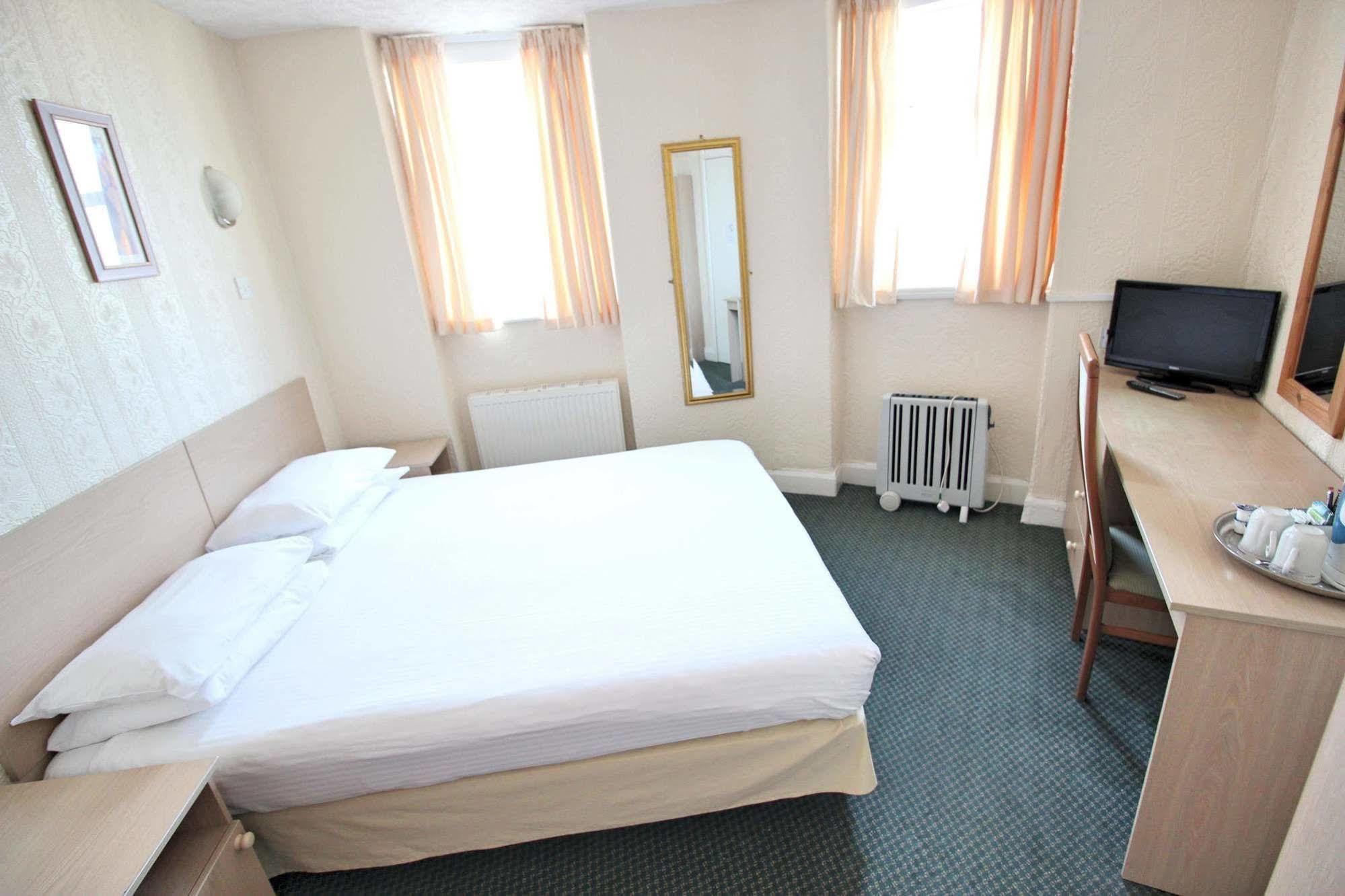 The Colwyn Hotel - Near Pleasure Beach ブラックプール エクステリア 写真